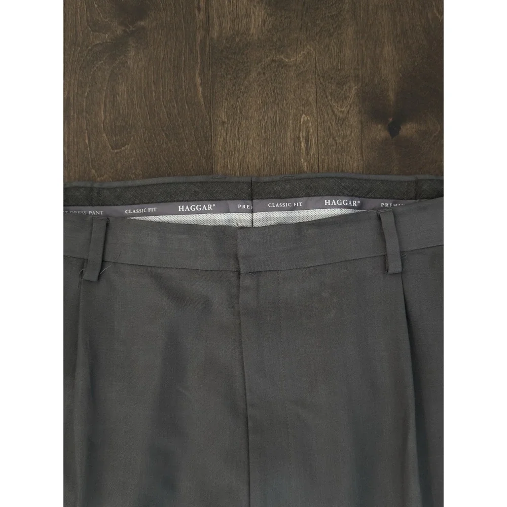 Haggar Mens Classic Fit Pleated Grey Dress Pants Size 42X30 Expandable Waist